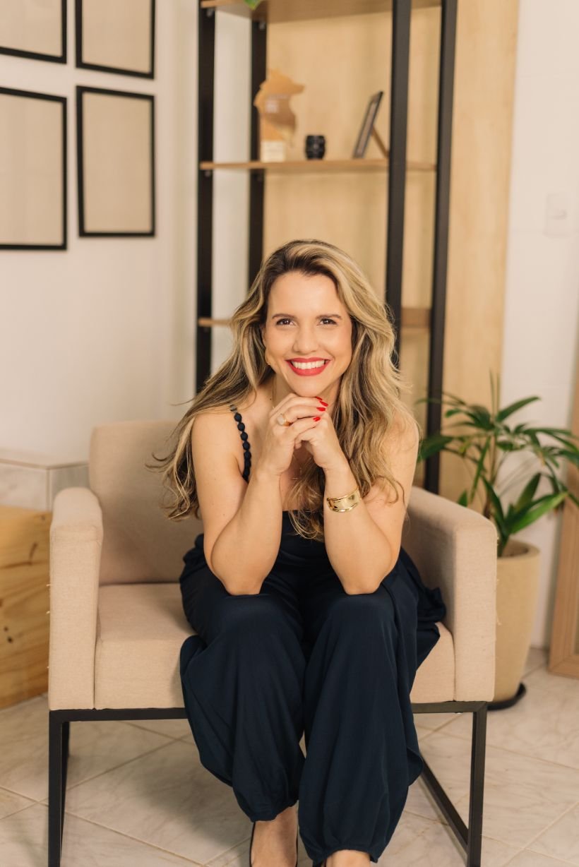 Dra. Luciana Nery em consultório